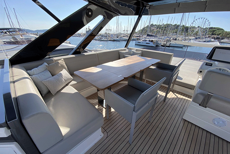 Ferretti Yachts 720